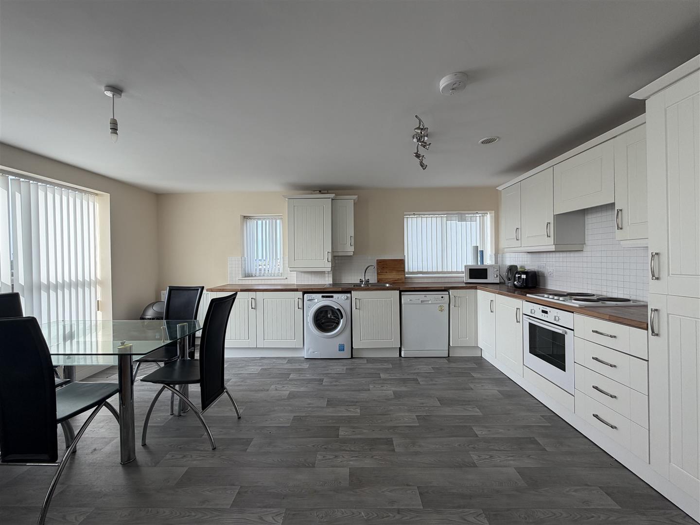 2 bed apartment in Ashton Old Road, Manchester – photo 3